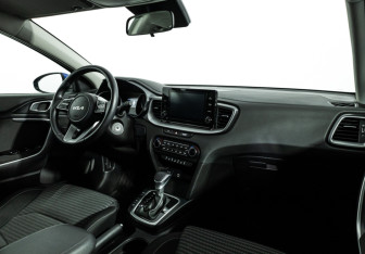 Подержанный автомобиль Kia Ceed Hatchback 2022 года (9 фото)