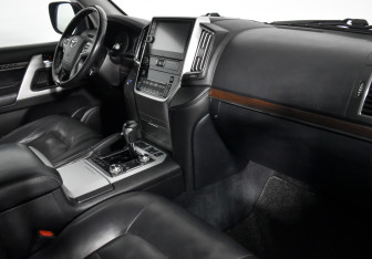 Подержанный автомобиль Toyota Land Cruiser Suv 2015 года (14 фото)