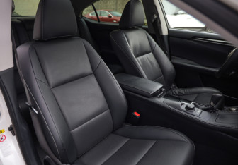 Подержанный автомобиль Lexus ES 2016 года (25 фото)