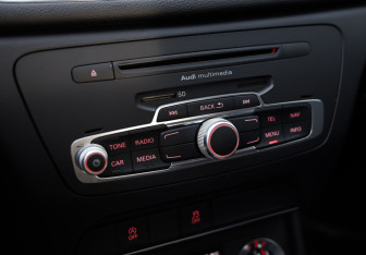 Подержанный автомобиль Audi Q3 2012 года (15 фото)