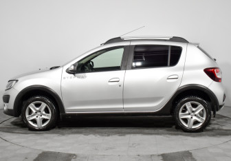 Подержанный автомобиль Renault Sandero 2016 года (8 фото)