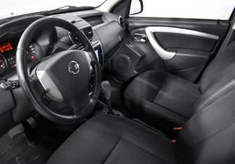 Подержанный автомобиль Nissan Terrano 2015 года (9 фото)
