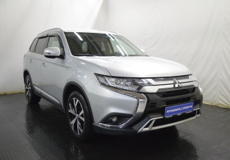 Подержанный автомобиль Mitsubishi Outlander 2019 года (3 фото)