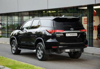 Подержанный автомобиль Toyota Fortuner 2019 года (8 фото)