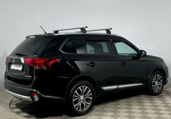Подержанный автомобиль Mitsubishi Outlander 2016 года (5 фото)