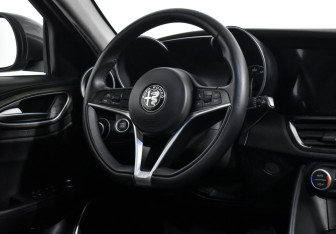 Подержанный автомобиль Alfa Romeo Giulia 2018 года (15 фото)