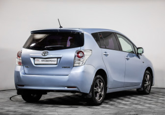 Подержанный автомобиль Toyota Verso 2010 года (4 фото)