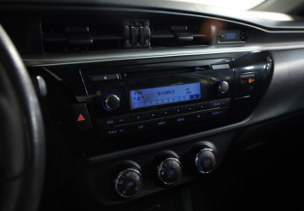 Подержанный автомобиль Toyota Corolla Sedan 2013 года (12 фото)