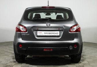 Подержанный автомобиль Nissan Qashqai 2012 года (6 фото)