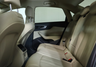 Подержанный автомобиль Audi A4 Sedan 2016 года (26 фото)
