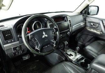 Подержанный автомобиль Mitsubishi Pajero 2017 года (11 фото)