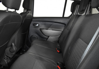 Подержанный автомобиль Renault Sandero 2015 года (11 фото)