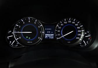 Подержанный автомобиль Infiniti QX80 2018 года (12 фото)