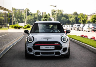 Подержанный автомобиль MINI Hatch 2020 года (4 фото)
