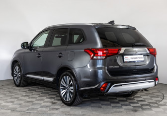 Подержанный автомобиль Mitsubishi Outlander 2021 года (7 фото)