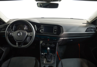 Подержанный автомобиль Volkswagen Jetta Sedan 2020 года (9 фото)