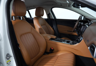 Подержанный автомобиль Jaguar XE 2018 года (11 фото)