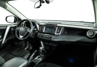 Подержанный автомобиль Toyota RAV4 2018 года (9 фото)