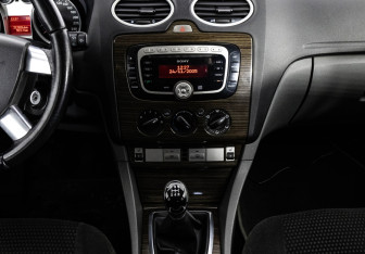 Подержанный автомобиль Ford Focus Hatchback 2008 года (12 фото)