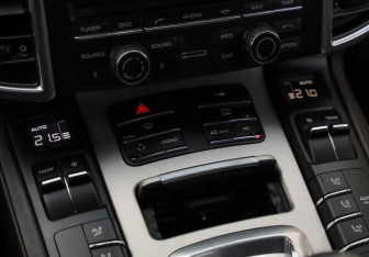 Подержанный автомобиль Porsche Cayenne 2010 года (22 фото)