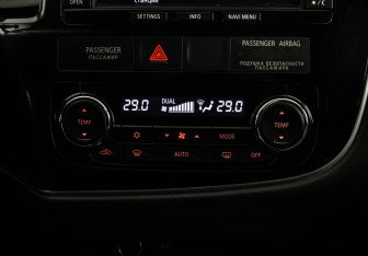 Подержанный автомобиль Mitsubishi Outlander 2015 года (15 фото)