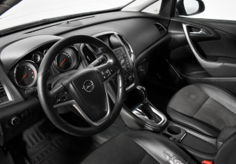 Подержанный автомобиль Opel Astra Wagon 2011 года (9 фото)