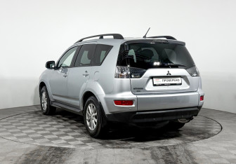 Подержанный автомобиль Mitsubishi Outlander 2011 года (7 фото)