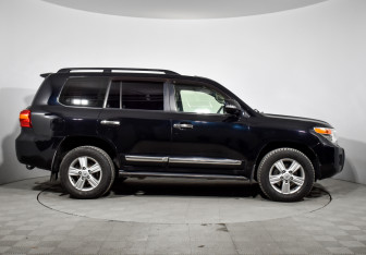Подержанный автомобиль Toyota Land Cruiser Suv 2012 года (5 фото)