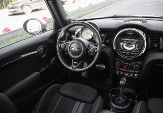 Подержанный автомобиль MINI Hatch 2017 года (14 фото)