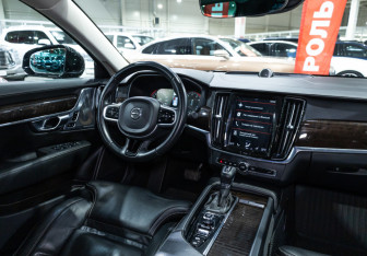 Подержанный автомобиль Volvo S90 2018 года (13 фото)