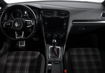Подержанный автомобиль Volkswagen Golf GTI Hatchback 2015 года (14 фото)