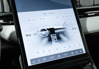 Подержанный автомобиль Geely Atlas 2024 года (17 фото)