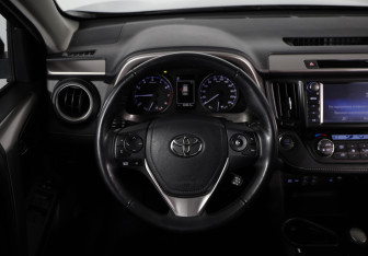 Подержанный автомобиль Toyota RAV4 2018 года (10 фото)