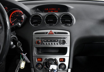 Подержанный автомобиль Peugeot 308 Hatchback 2011 года (16 фото)