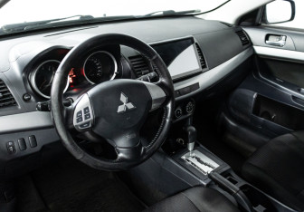 Подержанный автомобиль Mitsubishi Lancer Sedan 2010 года (11 фото)