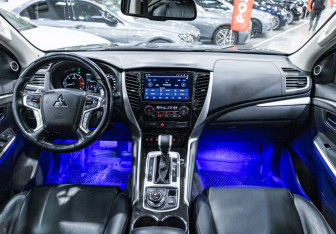 Подержанный автомобиль Mitsubishi Pajero Sport 2018 года (14 фото)