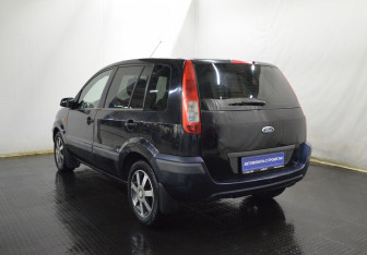 Подержанный автомобиль Ford Fusion 2006 года (7 фото)