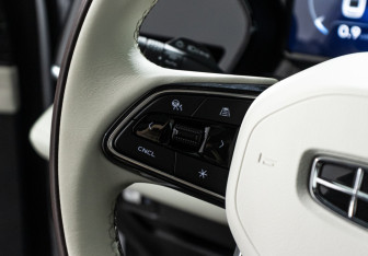 Подержанный автомобиль Geely Monjaro 2023 года (21 фото)