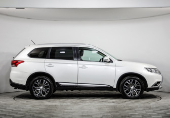 Подержанный автомобиль Mitsubishi Outlander 2015 года (4 фото)