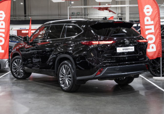 Подержанный автомобиль Toyota Highlander 2021 года (11 фото)