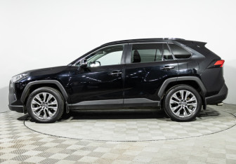 Подержанный автомобиль Toyota RAV4 2021 года (8 фото)