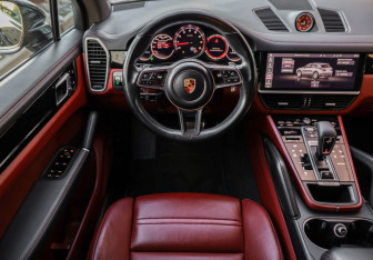 Подержанный автомобиль Porsche Cayenne 2019 года (11 фото)