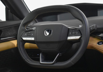 Подержанный автомобиль Changan UNI-V 2023 года (14 фото)