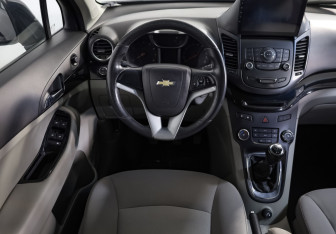Подержанный автомобиль Chevrolet Orlando 2012 года (10 фото)