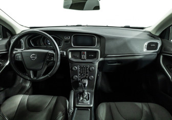 Подержанный автомобиль Volvo V40 Cross Country 2017 года (13 фото)