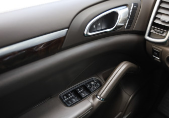 Подержанный автомобиль Porsche Cayenne 2015 года (25 фото)