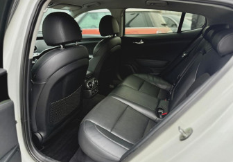 Подержанный автомобиль Kia Stinger 2018 года (10 фото)