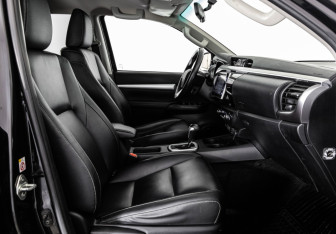 Подержанный автомобиль Toyota Hilux 2016 года (22 фото)