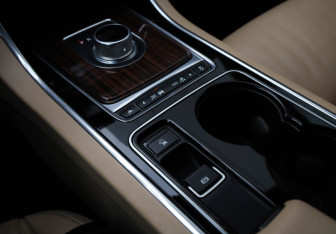 Подержанный автомобиль Jaguar XE 2015 года (16 фото)