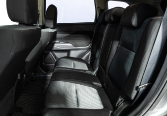 Подержанный автомобиль Mitsubishi Outlander 2015 года (10 фото)